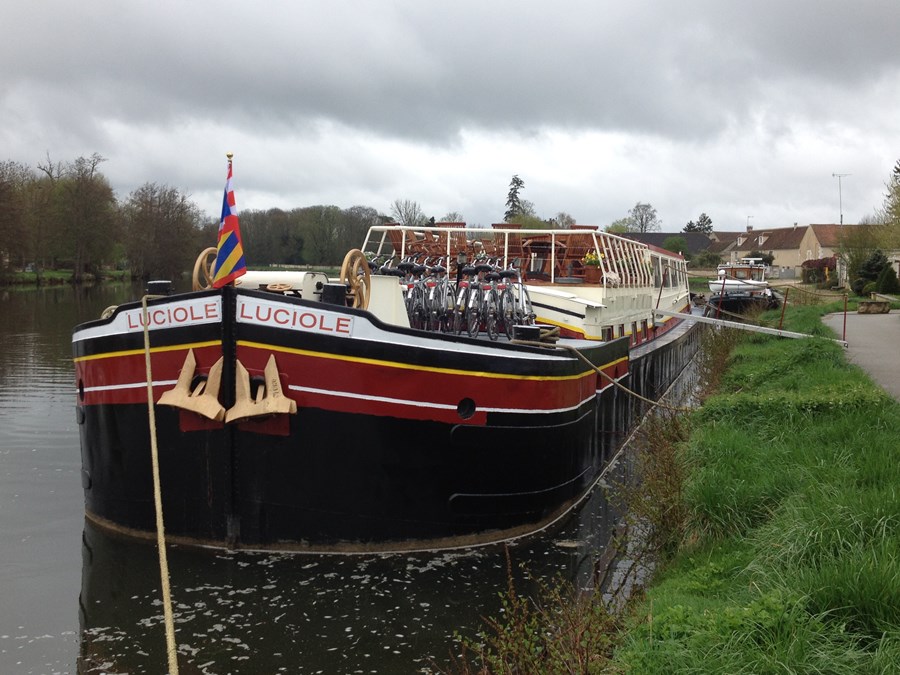 Hotel barge Luciolle on the Canal du Nivernais