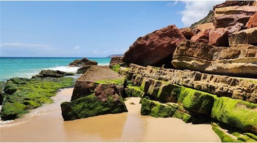 Salema’s quiet shore — sunshine, sea spray & calm