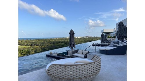 Couples and Honeymoon Travel Specialist 