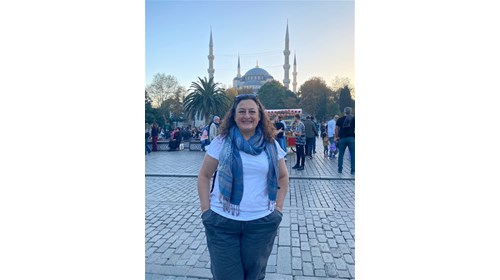 Me in front of the Blue Mosque in Istanbul,Türkiye