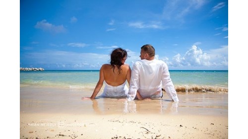 Honeymoon Couple enjoying the Carib waters
